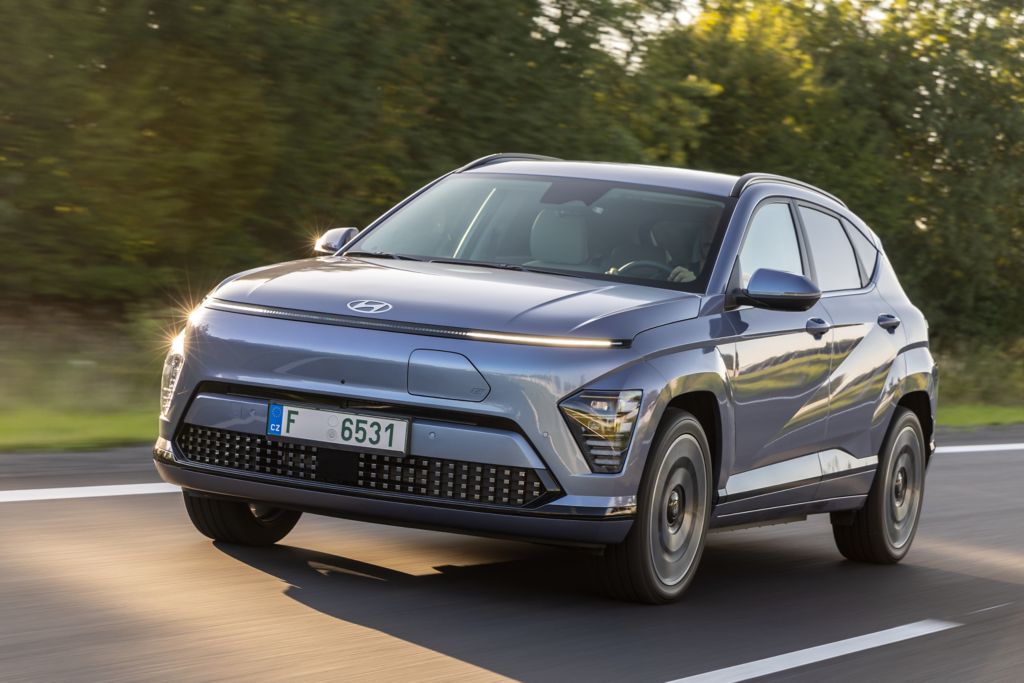 hyundai-kona-electric-0923-dynamic-04_wid_1024_bfc_off