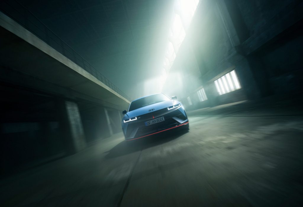 IONIQ5N_MY24_EXT_Fahrschuss_Garage_Front_01